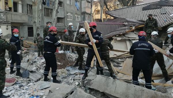 Спасатели на месте взрыва в  жилом доме, Азербайджан - Sputnik Молдова