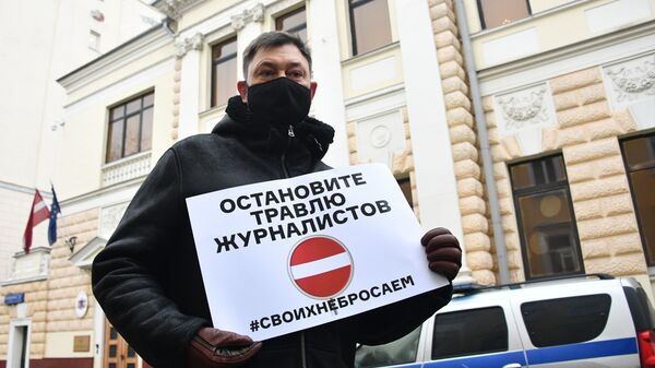 Одиночные пикеты у посольства Латвии в Москве - Sputnik Moldova