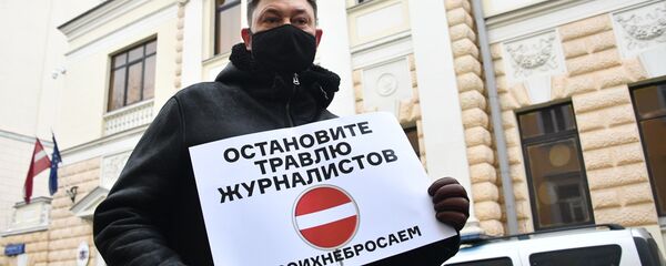 Одиночные пикеты у посольства Латвии в Москве - Sputnik Moldova