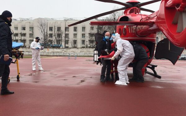Бригада SMURD из Ясс выполнила медицинскую авиамиссию по экстренной транспортировке женщины из Фалештского района в Кишинев. - Sputnik Молдова