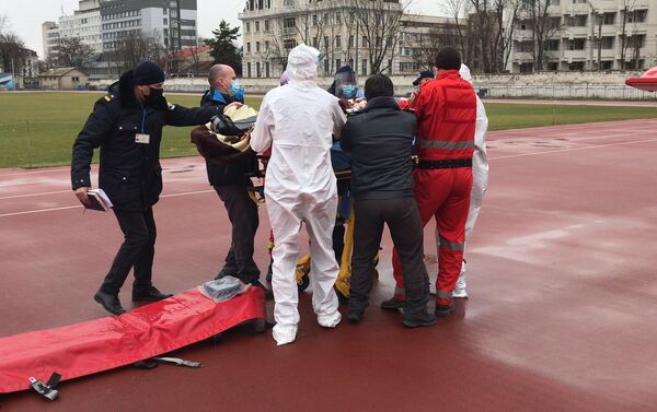 Бригада SMURD из Ясс выполнила медицинскую авиамиссию по экстренной транспортировке женщины из Фалештского района в Кишинев. - Sputnik Молдова