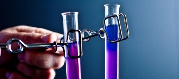 Two small test tubes held in spring clamps Two small test tubes held in spring clamps - Sputnik Moldova-România