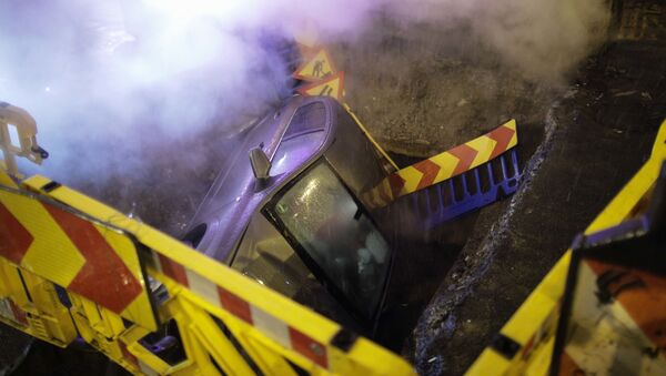 Accident în București, o mașină a căzut în groapă - Sputnik Moldova-România