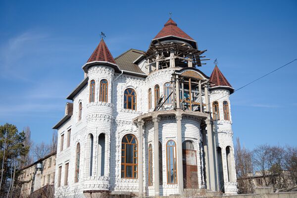Этот дом строится с 1990 года. Даже владелец уже не знает, сколько миллионов он вложил в этот проект - Sputnik Молдова