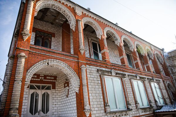 Это здание построено в 1980 году. Имена владельцев Некулай и Макуля выбиты на фасаде дома - Sputnik Молдова