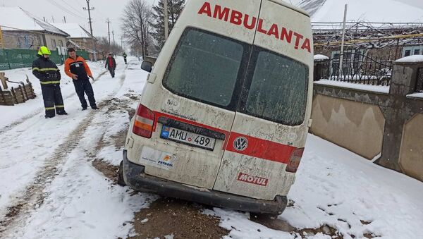 O ambulanță care transporta o pacientă la spital a derapat de pe traseu - Sputnik Moldova