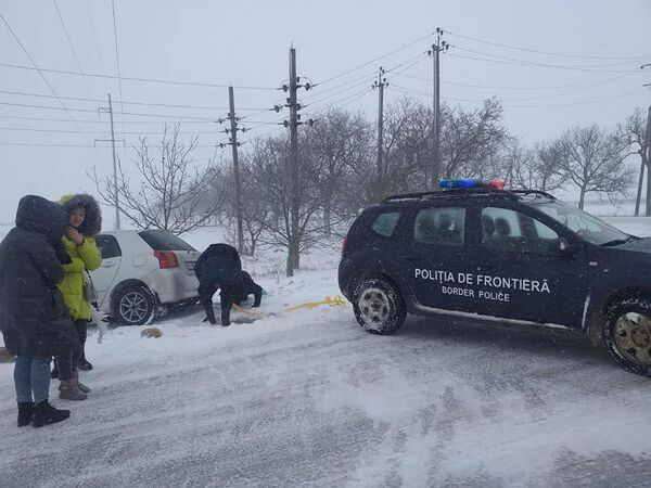 Foto: Mașini blocate în zăpadă - Iată cum se circulă pe drumuri Foto: Mașini blocate în zăpadă - Iată cum se circulă pe drumuri - Sputnik Moldova