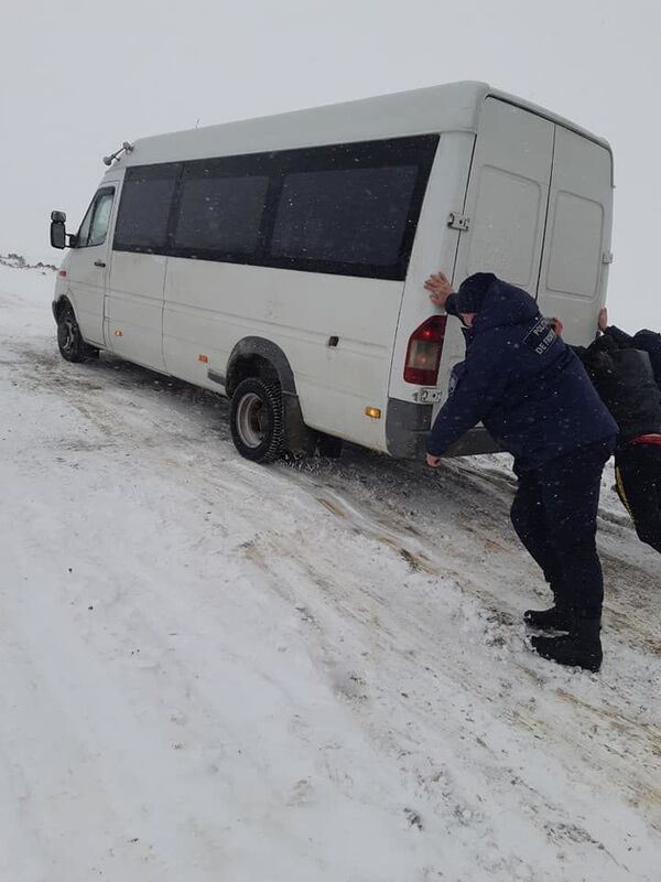 Foto: Mașini blocate în zăpadă - Iată cum se circulă pe drumuri Foto: Mașini blocate în zăpadă - Iată cum se circulă pe drumuri - Sputnik Moldova