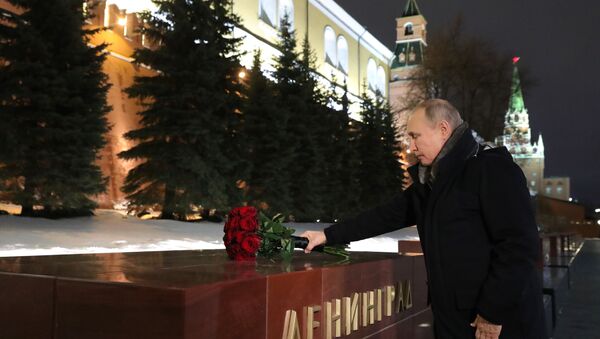 Президент РФ В. Путин возложил цветы в день 77-летия снятия блокады Ленинграда - Sputnik Moldova