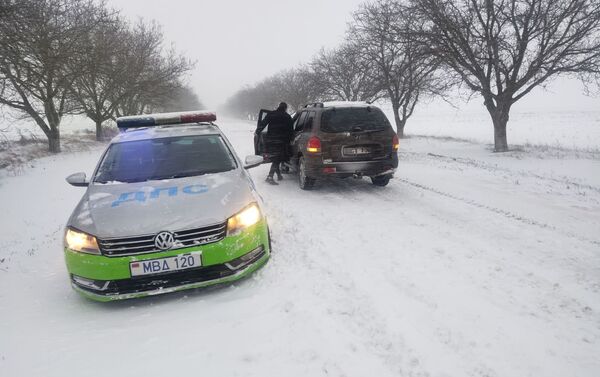 Спасательная операция в Приднестровье по вызволению автомобилистов из снежного плена - Sputnik Молдова
