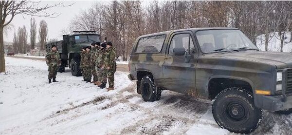 Video: Militarii Armatei Naționale ajută șoferii blocați în zăpadă Video: Militarii Armatei Naționale ajută șoferii blocați în zăpadă - Sputnik Moldova