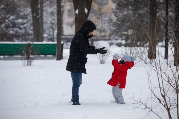 Время лепить снеговика – за такое охотно берутся и взрослые, и дети - Sputnik Молдова
