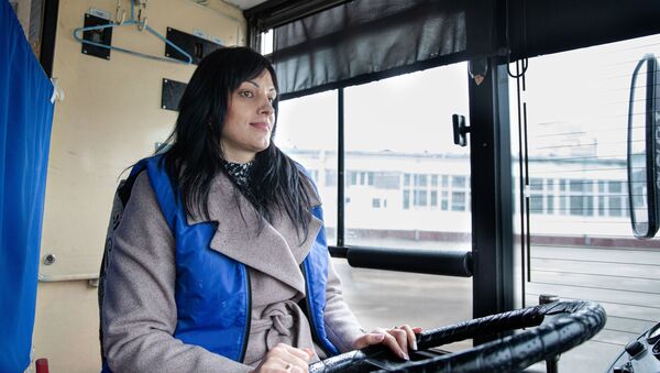 Tot mai multe femei aleg să conducă un troleibuz - Sputnik Moldova