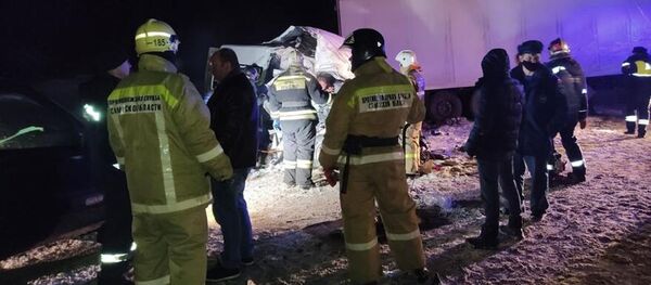 На месте ДТП с участием микроавтобуса и грузовика в Самарской области - Sputnik Молдова