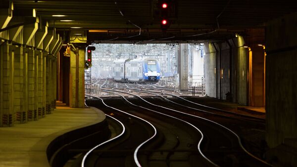 Поезд возле вокзала Монпарнас в Париже - Sputnik Молдова