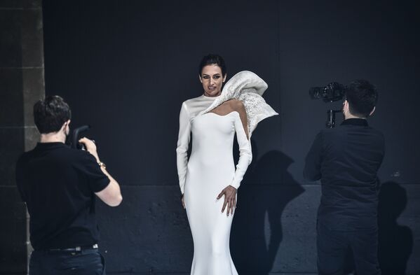 Модель представляет творение французского дизайнера Стефана Роллана на Paris Haute Couture Fashion Week - Sputnik Молдова