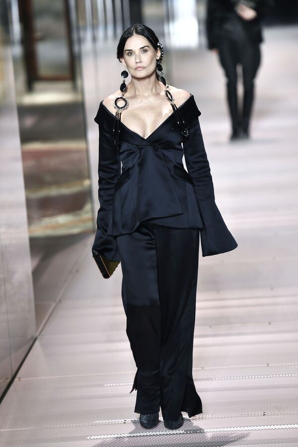 Актриса Деми Мур на модном показе Fendi сезона весна-лето 2021 в рамках Недели моды в Париже, Франция - Sputnik Молдова