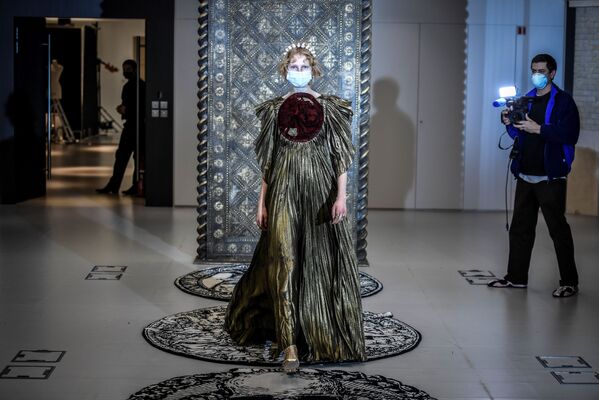 Модель демонстрирует творение от Christian Dior во время примерки в модном доме Christian Dior Haute Couture в Париже - Sputnik Молдова