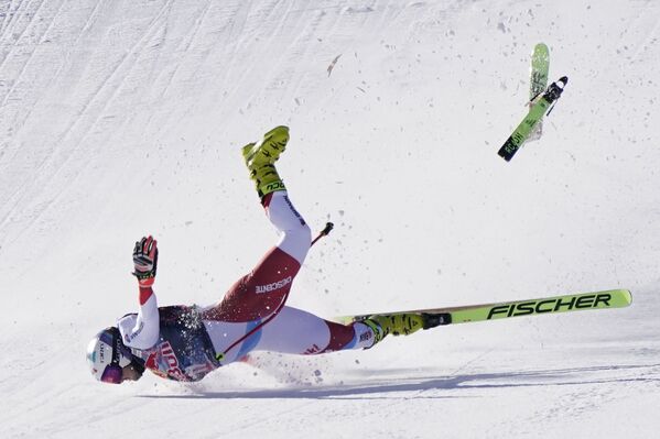 Швейцарский горнолыжник Урс Криенбюль во время падения на соревнованиях по скоростному спуску на горных лыжах среди мужчин на этапе Кубка мира по скоростному спуску в Кицбюэле, Австрия - Sputnik Молдова