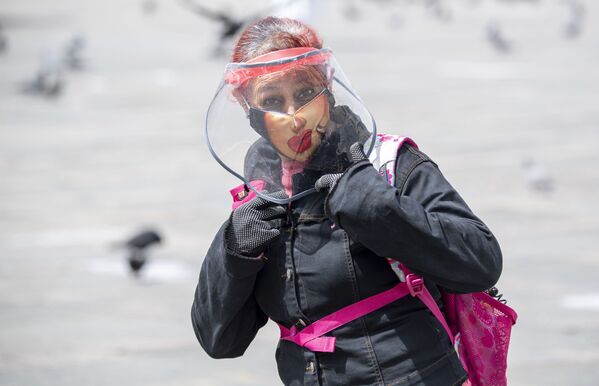 Женщина в защитной маске в Боготе, Колумбия - Sputnik Молдова
