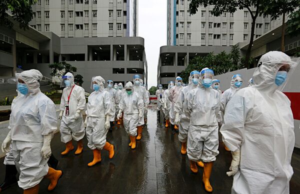 Медицинские работники в средствах индивидуальной защиты в Джакарте, Индонезия - Sputnik Молдова