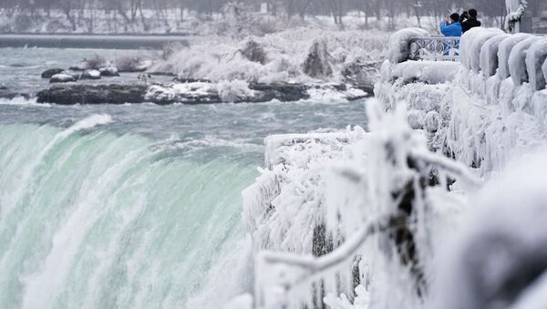 Фотографирование водопада Хорсшу-Фолс, который является частью Ниагарских водопадов в Канаде  - Sputnik Moldova-România