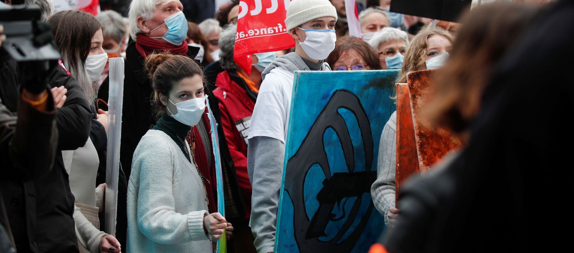 Участники акции протеста против законопроекта О глобальной безопасности на площади Республики в Париже - Sputnik Moldova, 1920, 04.02.2021