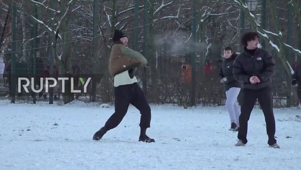 Germany: Berliners show off some ice moves during Gorlitzer Park snowball fight - Sputnik Moldova