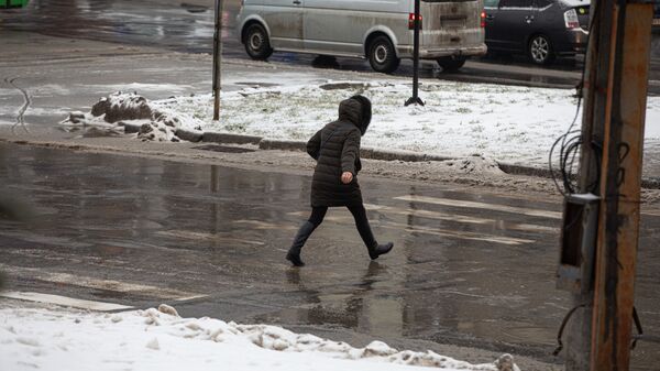 Вновь непогода в Молдове: отключения света, дети учатся удаленно, на улицах - гололед - Sputnik Молдова