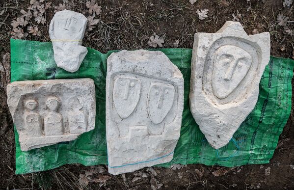Каменные плиты, принадлежащие позднескифской культуре, найденные при исследовании грунтового могильника Киль-Дере близ Севастополя  - Sputnik Moldova