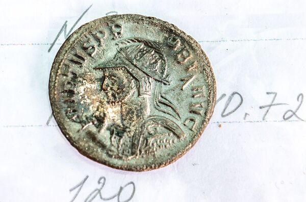 Бронзовая древнеримская монета дупондий, найденная при исследовании грунтового могильника Киль-Дере близ Севастополя - Sputnik Moldova-România