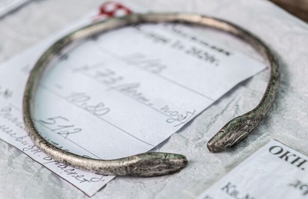 Бронзовый фрагментированный змеиновидный браслет, найденный при исследовании грунтового могильника Киль-Дере близ Севастополя - Sputnik Moldova-România