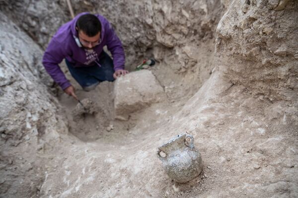 Стеклянный сосуд, найденный при исследовании грунтового могильника Киль-Дере близ Севастополя - Sputnik Moldova