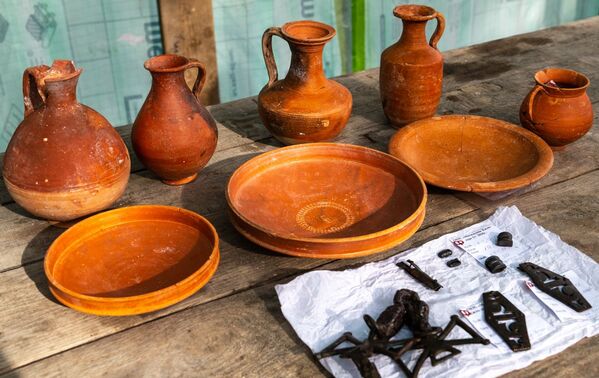 Краснолаковая посуда и кувшины, найденные при исследовании грунтового могильника Киль-Дере близ Севастополя - Sputnik Moldova