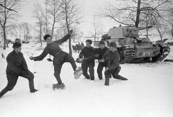 Русский солдат примеряет на себя лапти, которые солдаты немецкой армии делали себе, чтобы спастись от холода. Сталинградский фронт, 1943 год - Sputnik Moldova