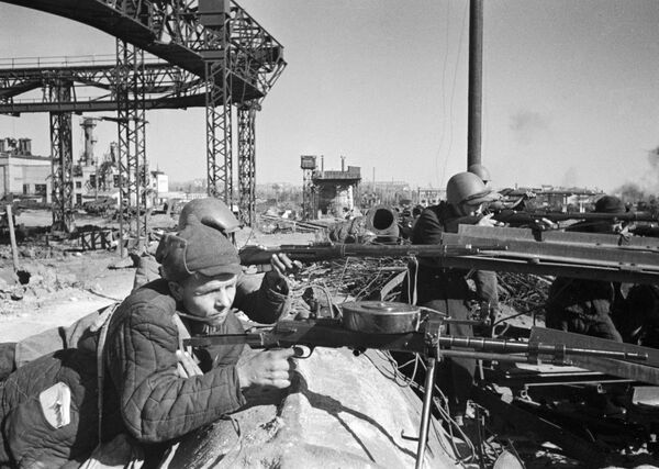 Бойцы рабочего батальона ведут огонь в районе завода Красный Октябрь. Сталинград, 1942 год - Sputnik Moldova