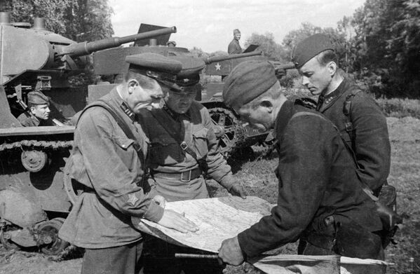 Командиры подразделений 64-й армии Сталинградского фронта сверяют маршрут, 1942 год - Sputnik Moldova-România