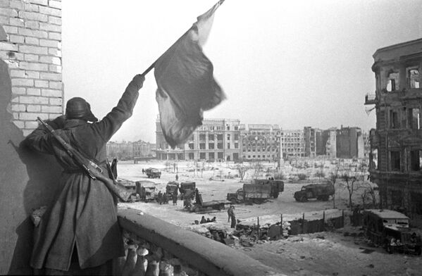 Красный флаг над площадью Павших борцов освобожденного Сталинграда. 1943 - Sputnik Moldova