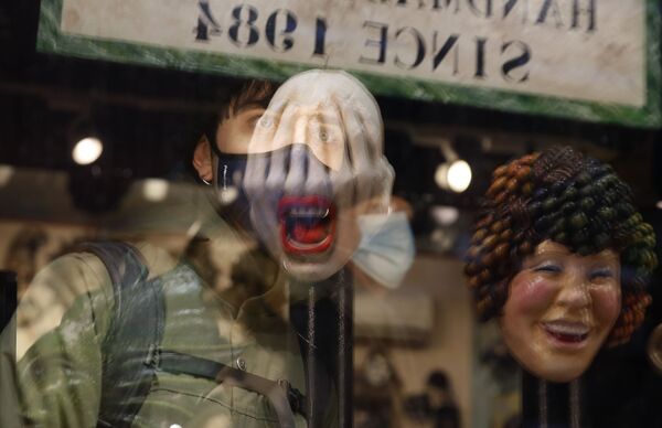 Карнавальные маски в магазине в Венеции  - Sputnik Молдова