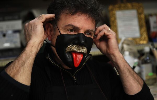 Мастер в маске собственного производства в Венеции  - Sputnik Молдова