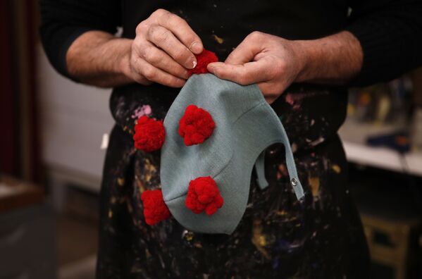 Мастер изготовляет маску в виде вируса COVID-19 в Венеции - Sputnik Молдова