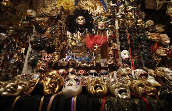 Карнавальные маски в мастерской художника в Венеции  - Sputnik Молдова