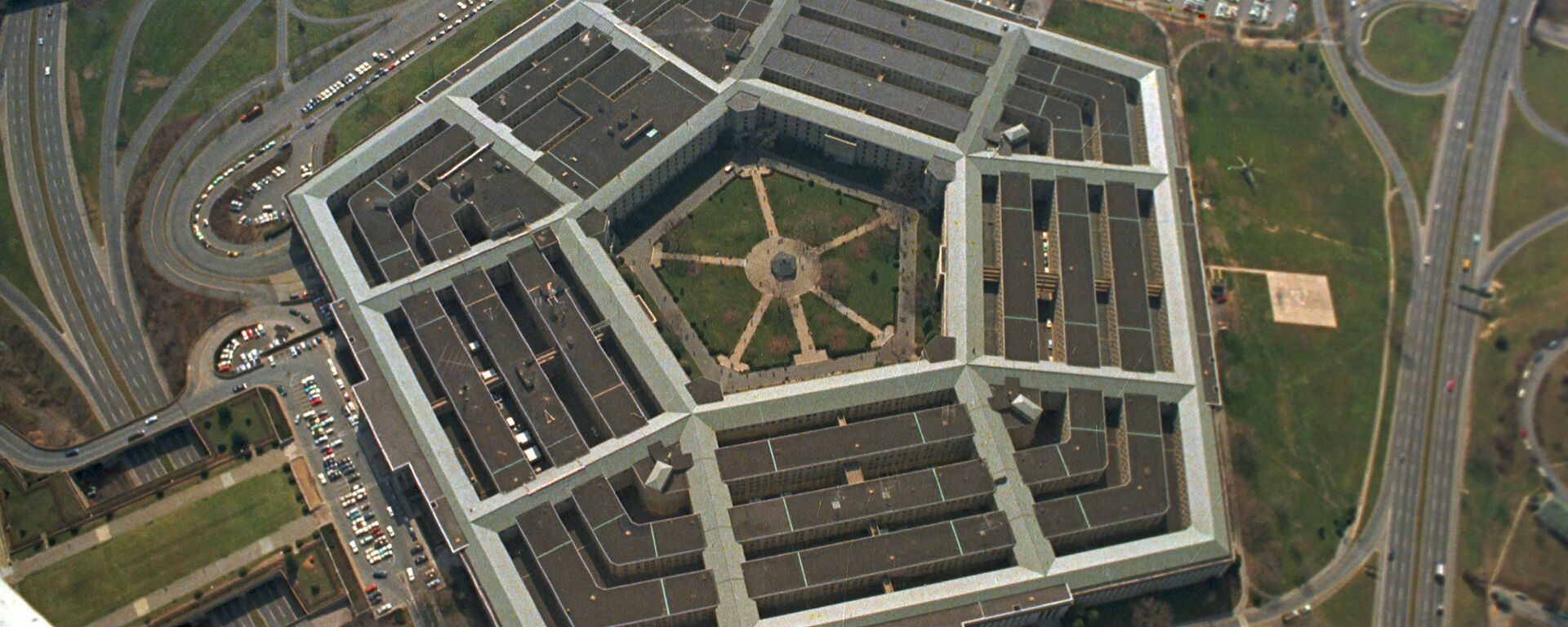 This is an aerial view of the five-sided Pentagon building, headquarters of the United States Department of Defense, in Arlington, Va., in 1975 - Sputnik Moldova-România, 1920, 06.12.2022