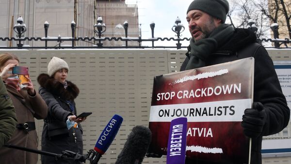 Одиночный пикет в защиту российских журналистов в Латвии - Sputnik Moldova