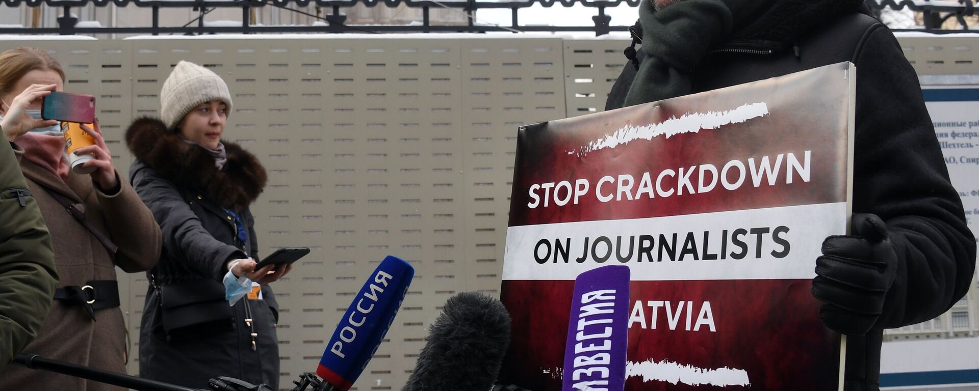 Одиночный пикет в защиту российских журналистов в Латвии - Sputnik Moldova, 1920, 05.02.2021