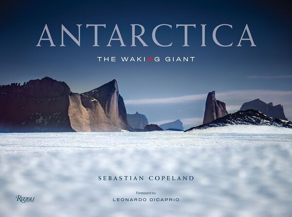 Обложка фотокниги Antarctica: The Waking Giant немецкого фотографа Sebastian Copeland, ставшего фотографом года конкурса Tokyo International Foto Awards 2020 - Sputnik Молдова