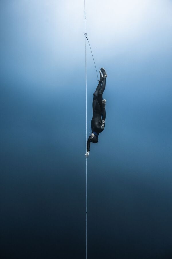 Снимок Beneath The Surface of Competitive Freediving японского фотографа Kohei Ueno, победивший в категории Events среди профессионалов конкурса Tokyo International Foto Awards 2020 - Sputnik Молдова