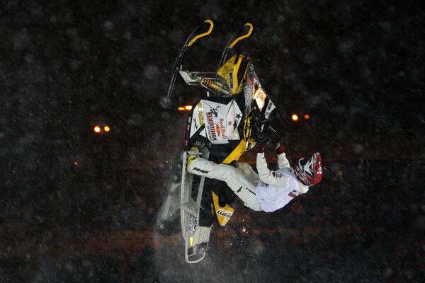 Фристайл-шоу на снегоходах - Red Bull Revolution on Machines в рамках Финала Кубка Мира по сноуборду на Воробьевых горах - Sputnik Молдова