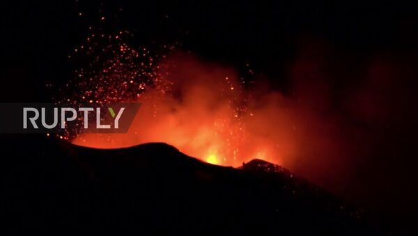 Italy: All four Mount Etna craters erupt as volcano activity increases - Sputnik Moldova-România