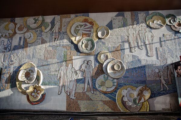 Мозаики Кишинева: на здании автовокзала в центре города. - Sputnik Молдова